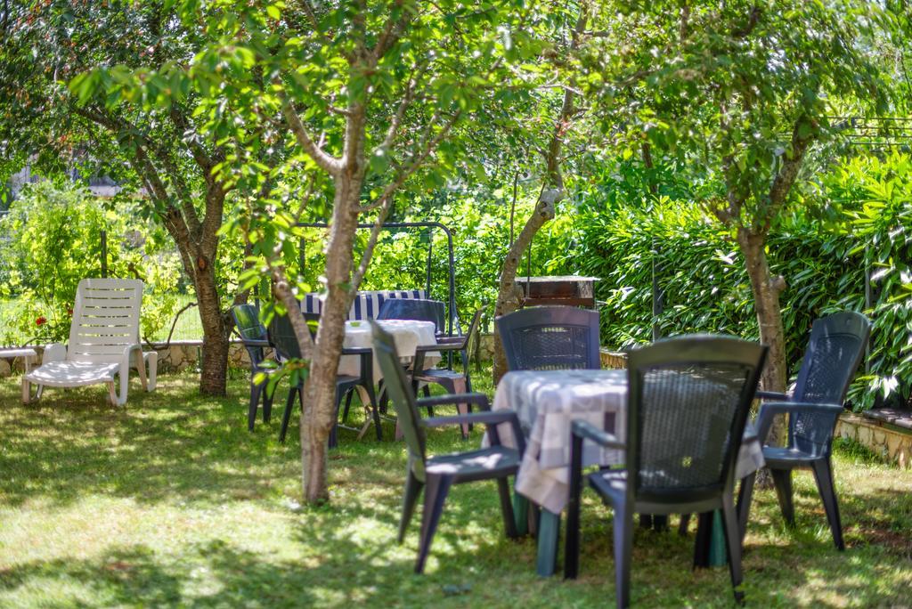 Charming House On The Beach And Deluxe Apartment Pula Exterior photo