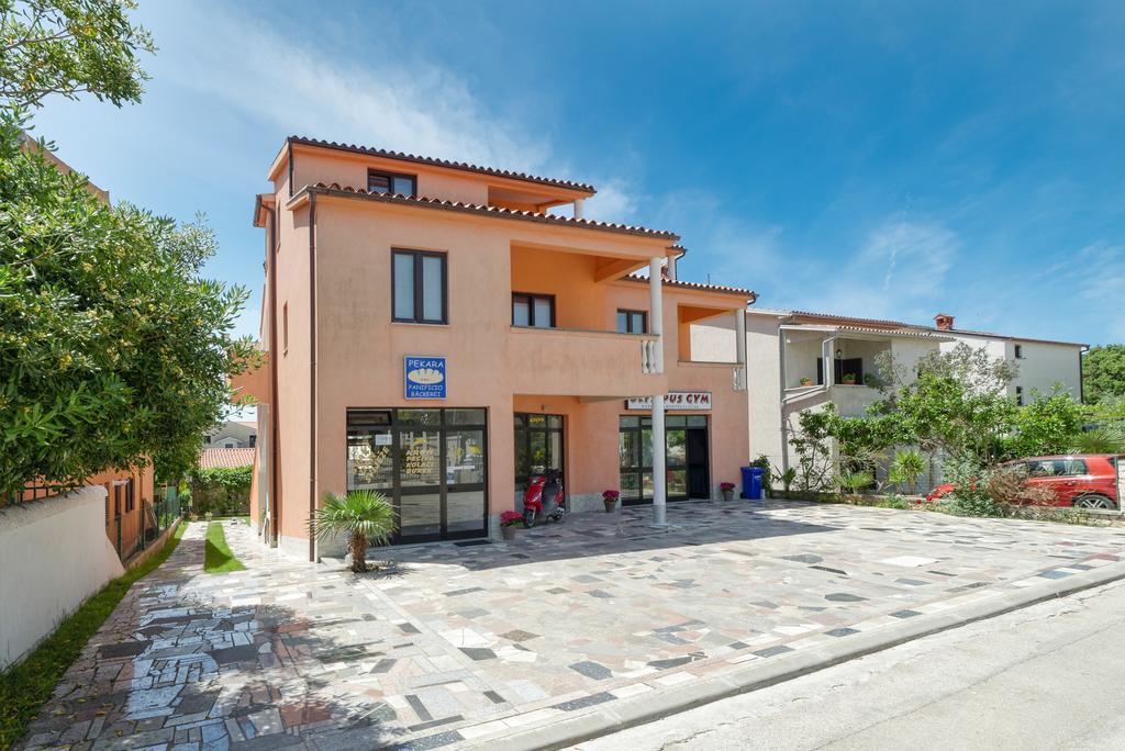Charming House On The Beach And Deluxe Apartment Pula Exterior photo