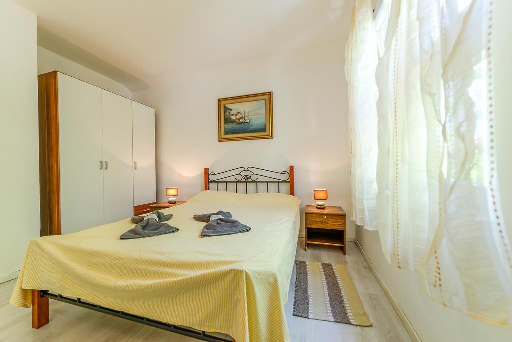 Charming House On The Beach And Deluxe Apartment Pula Exterior photo