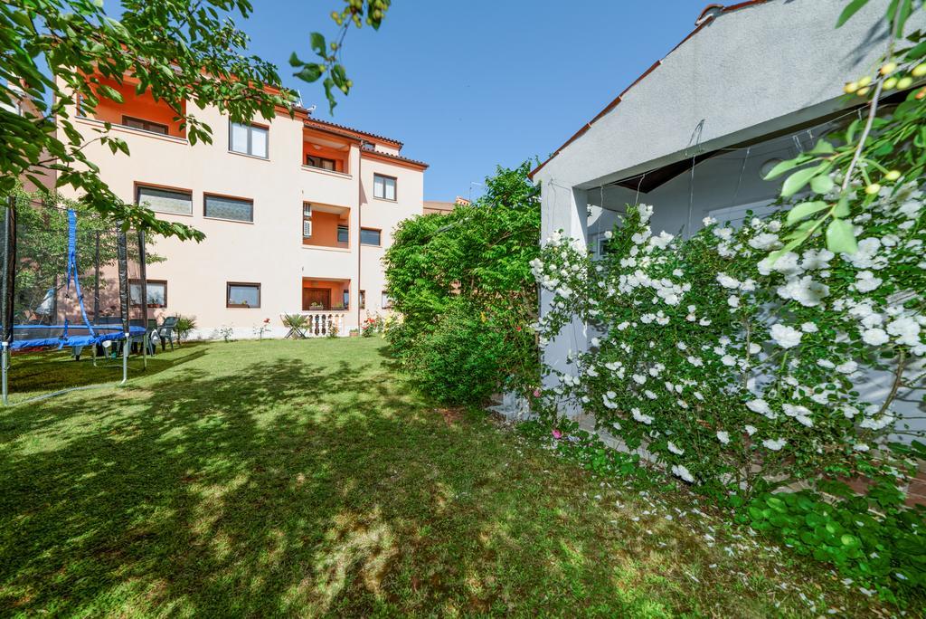 Charming House On The Beach And Deluxe Apartment Pula Exterior photo