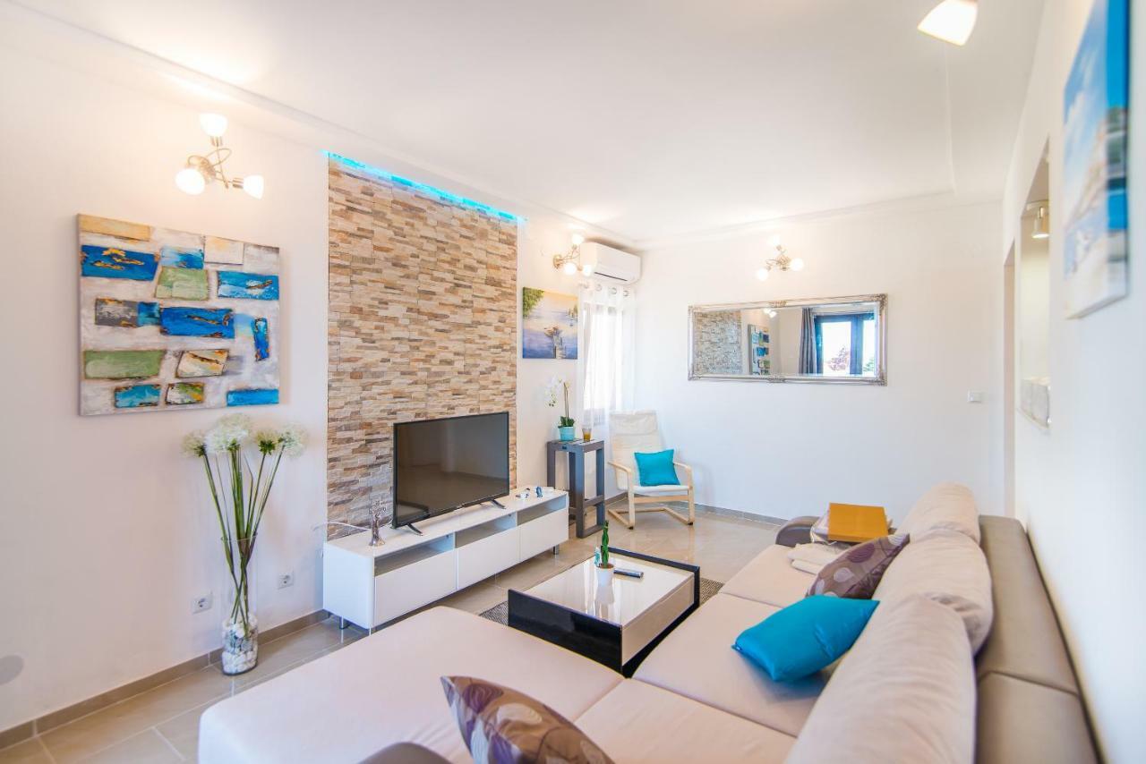 Charming House On The Beach And Deluxe Apartment Pula Exterior photo