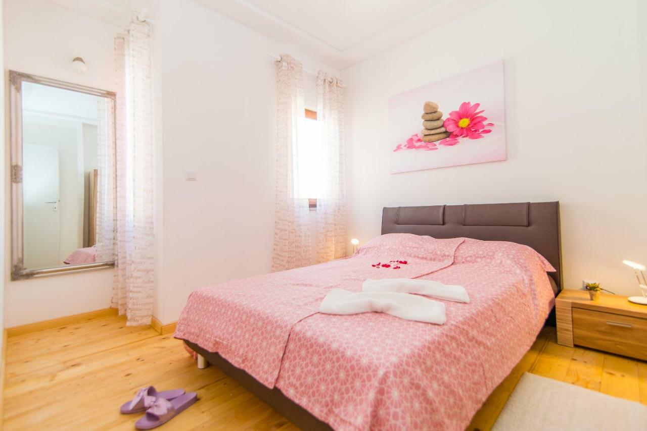 Charming House On The Beach And Deluxe Apartment Pula Exterior photo