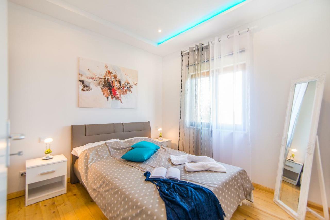 Charming House On The Beach And Deluxe Apartment Pula Exterior photo
