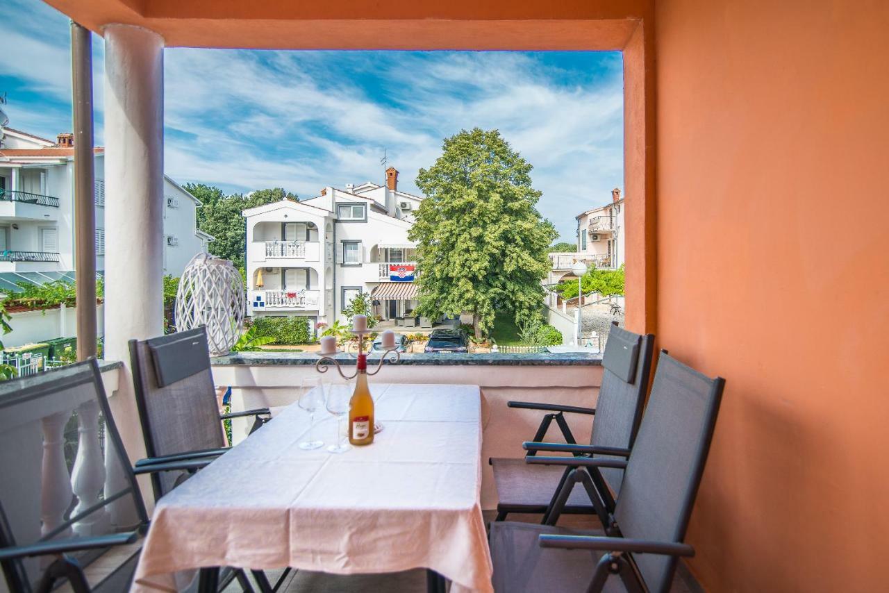 Charming House On The Beach And Deluxe Apartment Pula Exterior photo